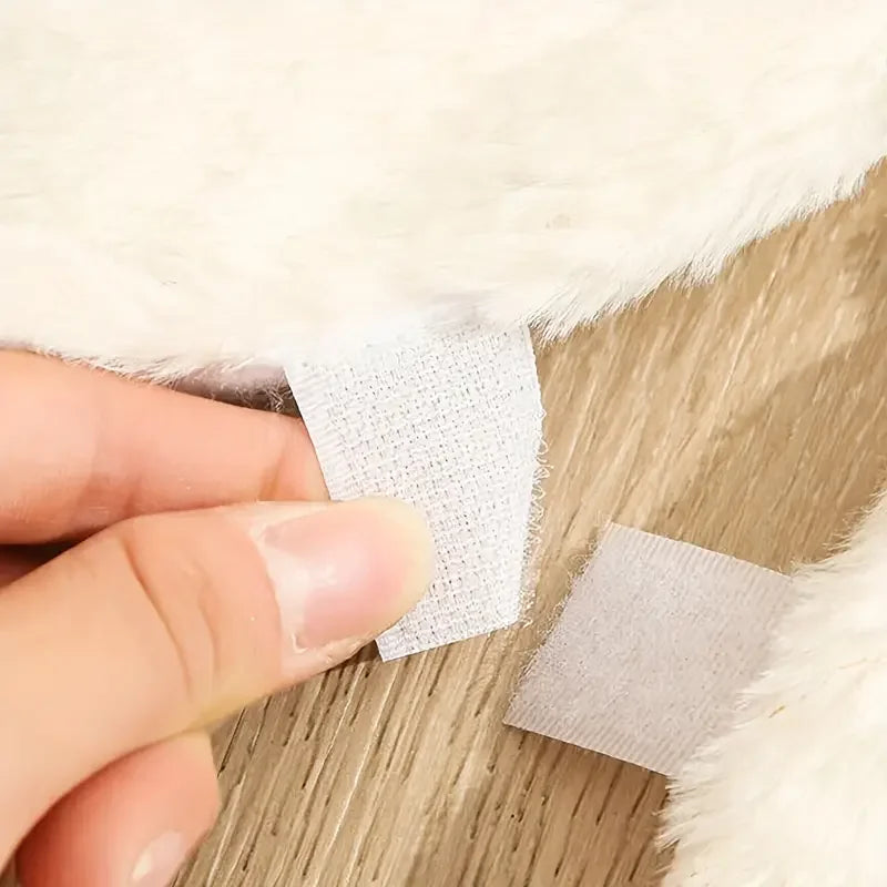 Bílý plyšový kruh pod vánoční strom – měkká dekorace pro sváteční pohodu